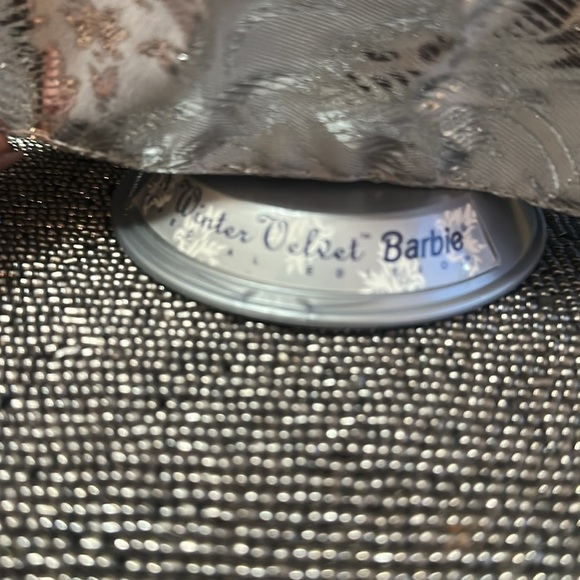 1995 Avon Exclusive African American Holiday Barbie – Winter Velvet - Picture 2 of 5